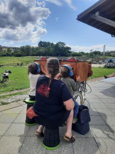 Kinolambe. Minaturkino beim Spielwagen in Görlitzer Park 2023